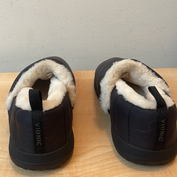 Vionic Tranquil Black Quilted Nylon Shearling Lined Slipper - New - Picture 2 of 9